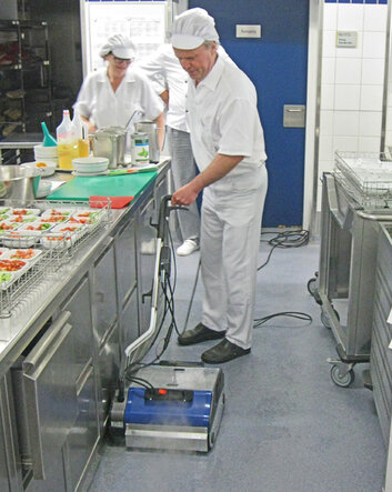 Hygienische Dampfreinigung in einer Großküche mit der kompakten Walzenreinigungsmaschine Duplex 420 von Stangl