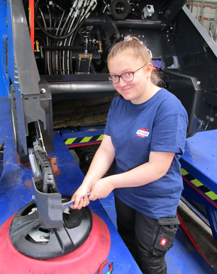 Stangl Lehrling Mechatronik Antonia Binder bei der Wartung einer Kehrsaugmaschine