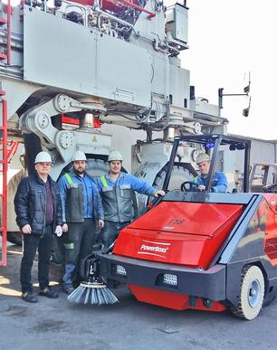 Außendienstmitarbeiter übergibt eine Stangl Kehrmaschine an den Kunden