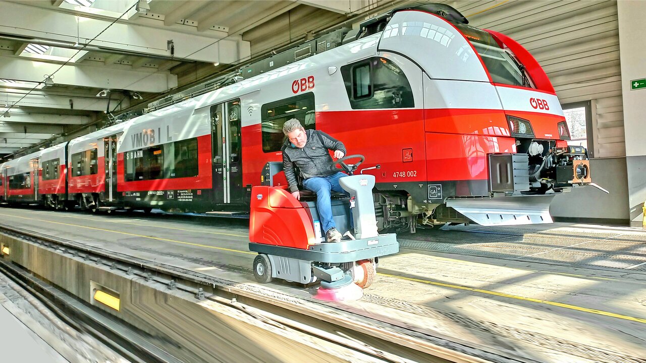 Hako Sweepmaster Industrie-Kehrmaschine von Stangl für starke Kehrleistung in Industrie und Gewerbe