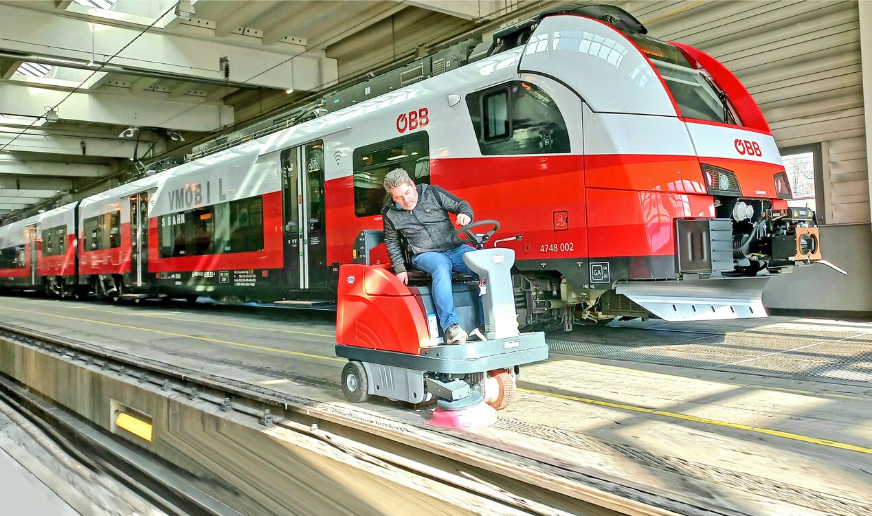 Hako Sweepmaster Industrie-Kehrmaschine von Stangl für starke Kehrleistung in Industrie und Gewerbe