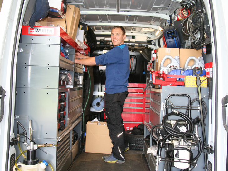 Stangl Kundendienst Techniker Service Fahrzeug