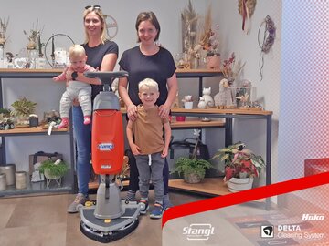 Kunde mit der neuen Hako Bodenreinigungsmaschine Scrubmaster B5 von Stangl in Riegersburg