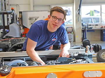 Stangl Lehrling Land- und Baumaschinentechnik David Hemetsberger bei der Wartung einer Kommunalmaschine