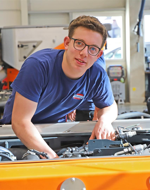 Stangl Lehrling Land- und Baumaschinentechnik David Hemetsberger bei der Wartung einer Kommunalmaschine