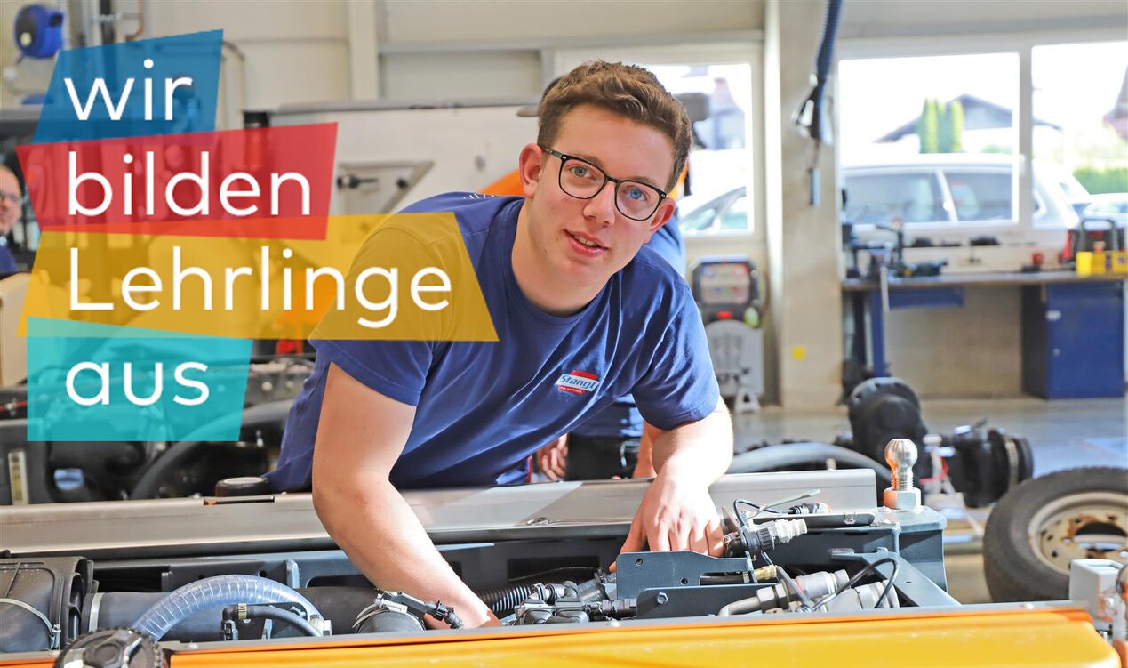 Stangl Lehrling Land- und Baumaschinentechnik David Hemetsberger bei der Wartung einer Kommunalmaschine