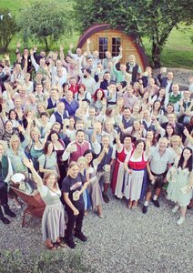 Sommerfest von Stangl Reinigungstechnik alle Mitarbeiter sind festlich in Tracht gekleidet