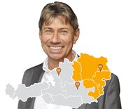 Stangl Gebietsleiter Kommunaltechnik Manfred Zieger und Gebietskarte