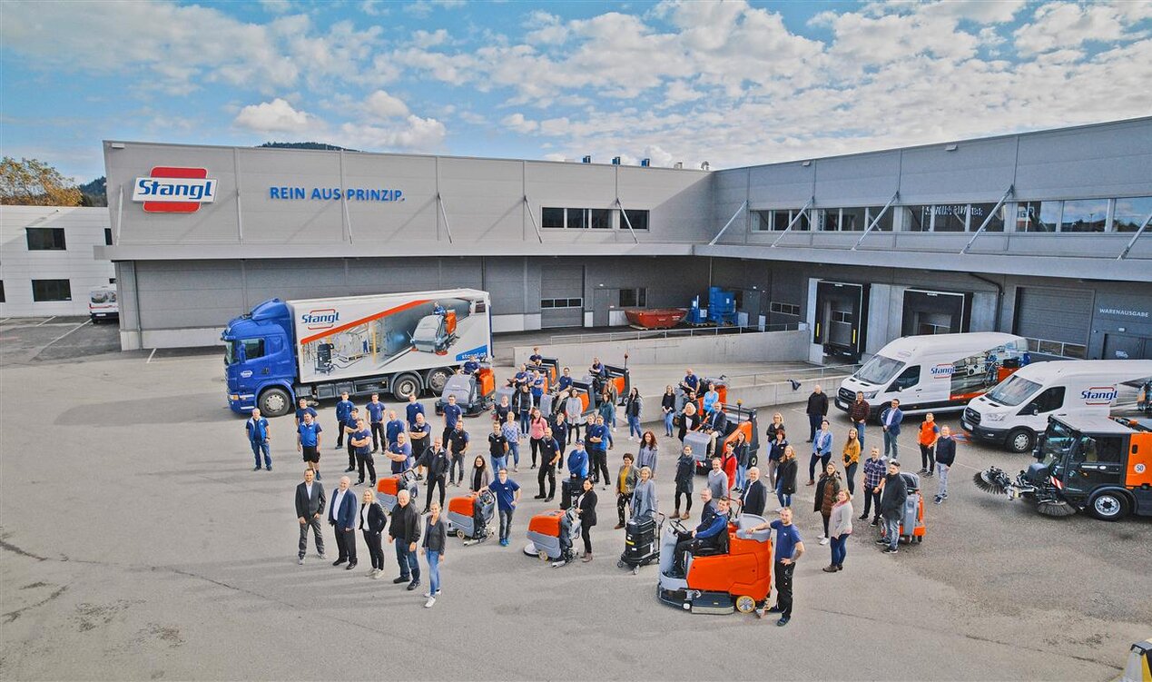 Mitarbeiter des Team Stangl  in Straßwalchen mit Bodenreinigungsmaschinen, Kehrmaschinen, Kommunalmaschinen