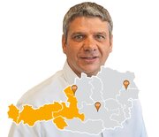 Stangl Gebietsleiter Kommunaltechnik Thomas Santeler und Gebietskarte