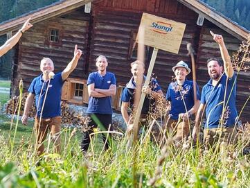 In den Bergen Mitarbeitern von Stangl Reinigungstechnik bei einer Almwanderung