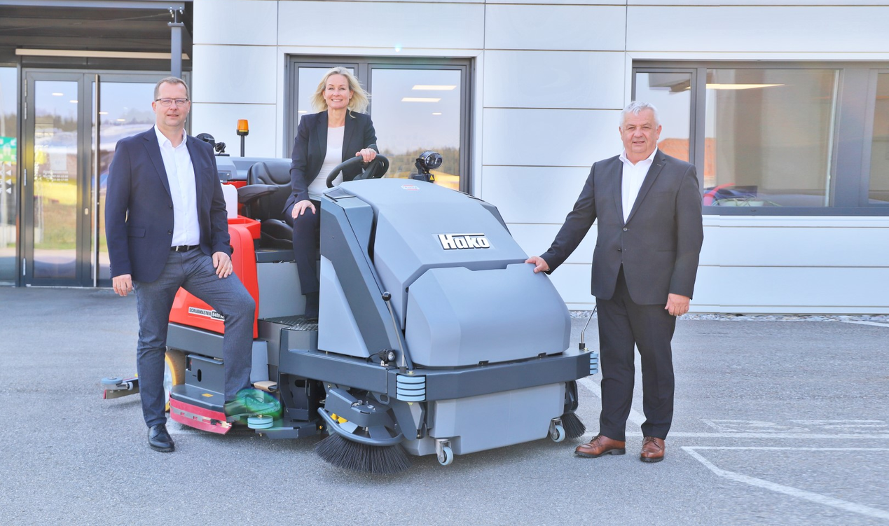 Übergabe der Vertriebsleitung der Sparte Reinigungstechnik von Harald Vogl im Bild recht an Robert Schmit im Bild link gemeinsam mit Judith Stangl in der Bildmitte