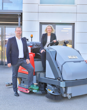 Übergabe der Vertriebsleitung der Sparte Reinigungstechnik von Harald Vogl im Bild recht an Robert Schmit im Bild link gemeinsam mit Judith Stangl in der Bildmitte