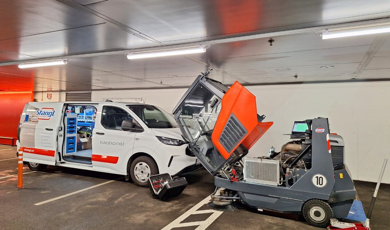 Stangl Kundendiensttechniker reparierte eine Kehrmaschine in der Tiefgarage