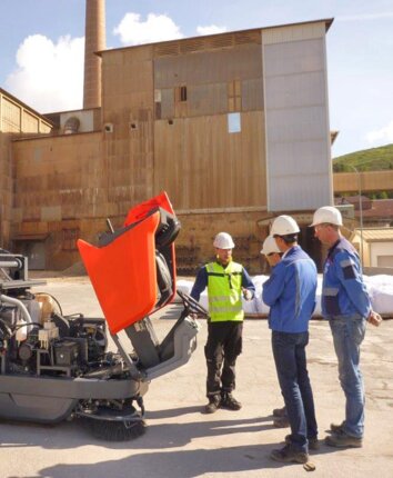 Stangl Vorführung von Industriekehrmaschinen wie Kehrsaugmaschinen und Aufsitz-Kehrmaschinen für gewerblichen und industriellen Einsatz