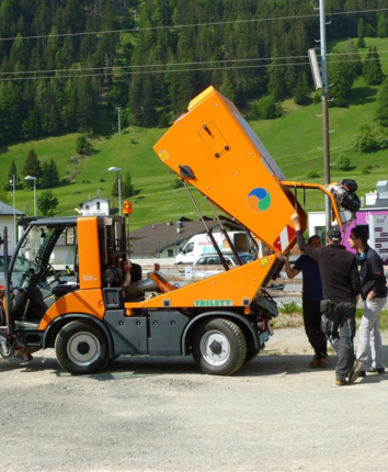 Stangl-Vorführung von Kommunalmaschinen für den Winterdienst, zum Mähen, Kehren, Bewässern und vielem mehr