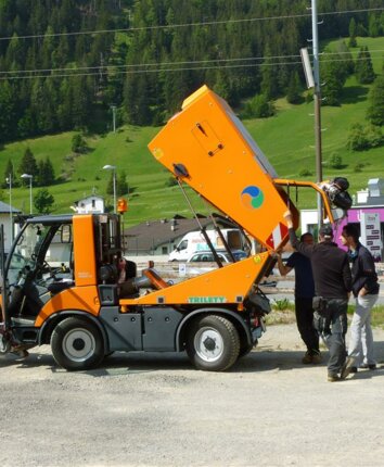 Stangl-Vorführung von Kommunalmaschinen für den Winterdienst, zum Mähen, Kehren, Bewässern und vielem mehr