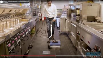 Vorschaubild zum Video Stangl Duplex Steam Fußbodenreinigungsmaschine desinfiziert jeden Fußbodentyp dank seines wirksamen Dampfstrahls.