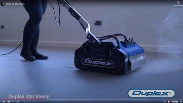 Vorschaubild zum Video Stangl Duplex Steam Walzenbürstenmaschine mit der man jeden Fußbodentyp reinigen, trocknen und desinfizieren kann. 