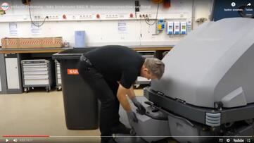 Vorschau zum Video einfache Entnahme der Schmutzbehälter der Hako Scrubmaster B400-RM von Stangl 