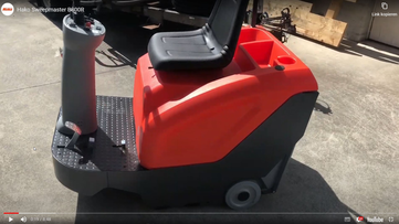 Video der Aufsitz-Kehrmaschine Hako Sweepmaster B800-R von Stangl im Einsatz