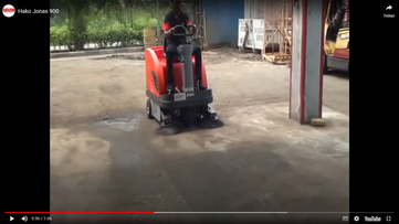 Vorschau zum Video Hako Aufsitz-Kehrmaschine  Sweepmaster 900-R von Stangl im Einsatz