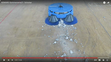 Kehrroboter Kemaro K900 von Stangl kehrt mühelos Splitt und Schotterreste