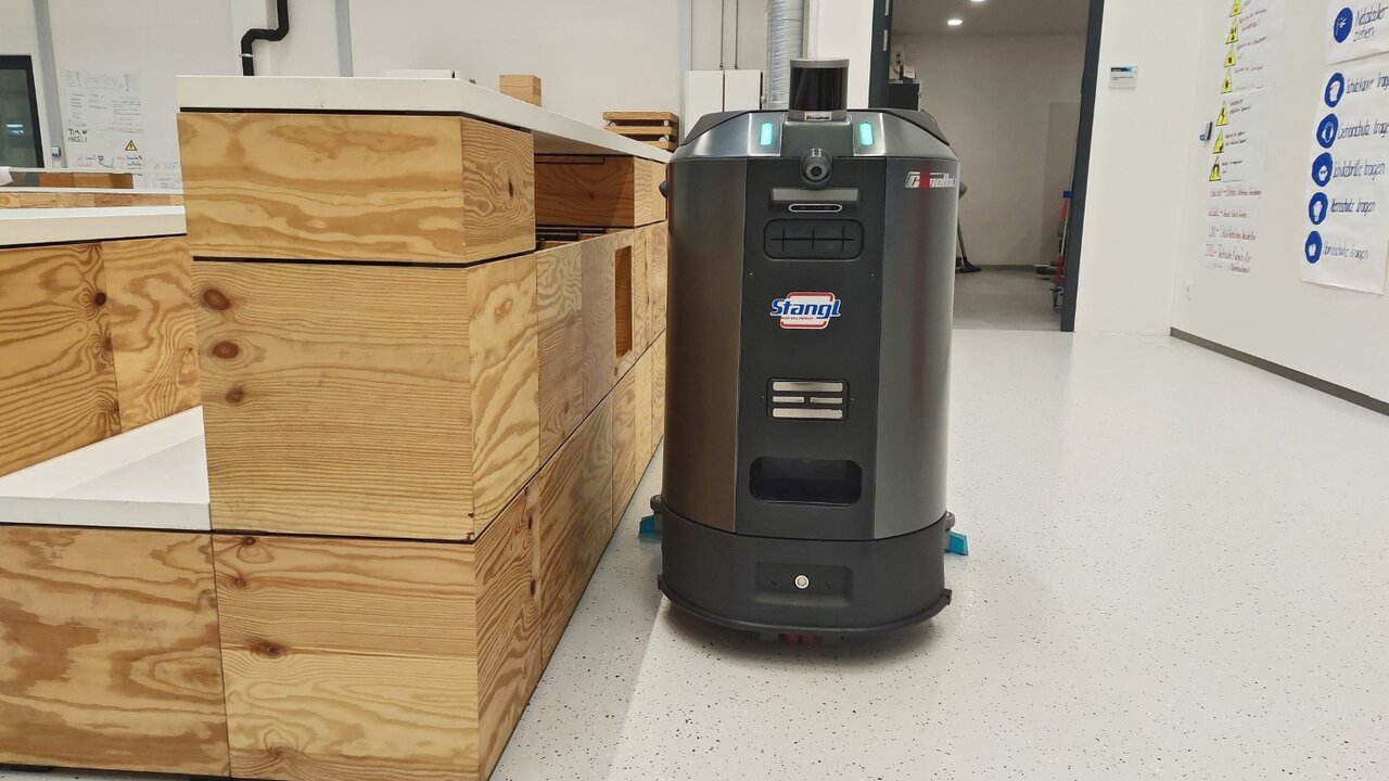 Reinigungsroboter autonome Reinigungsmaschine Cenobots L4 von Stangl reinigt selbstständig auf Bodenflächen