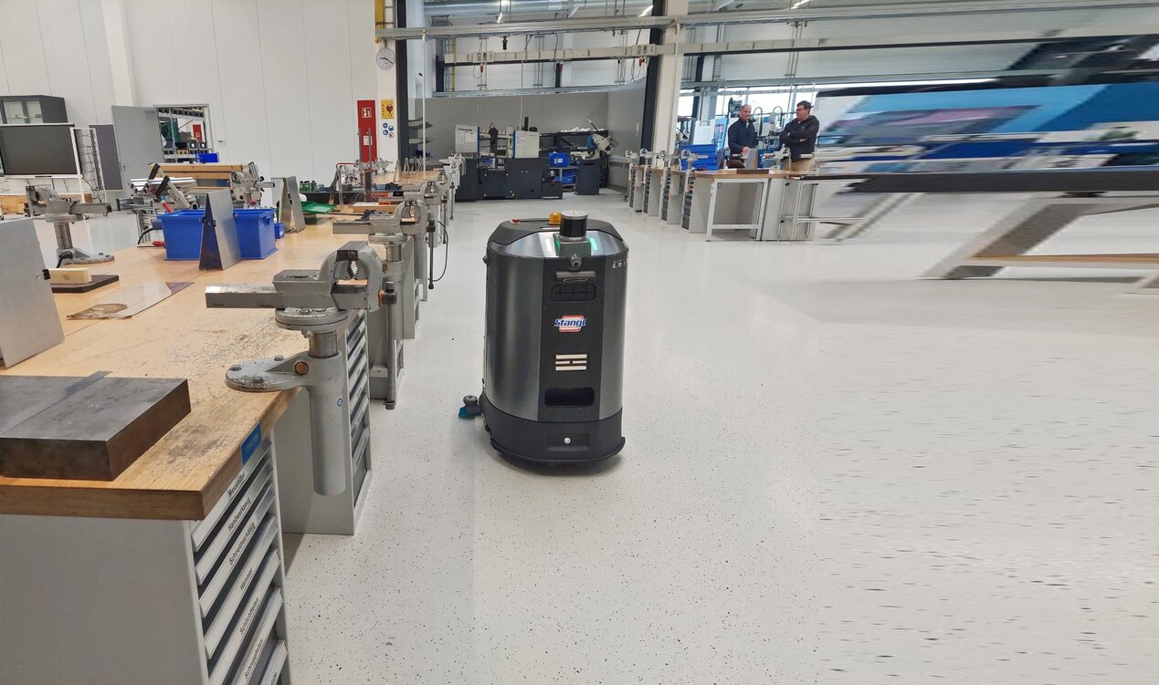 Reinigungsroboter autonome Reinigungsmaschine Cenobots L4 von Stangl reinigt selbstständig in Produktionsbereichen und Werkstätten