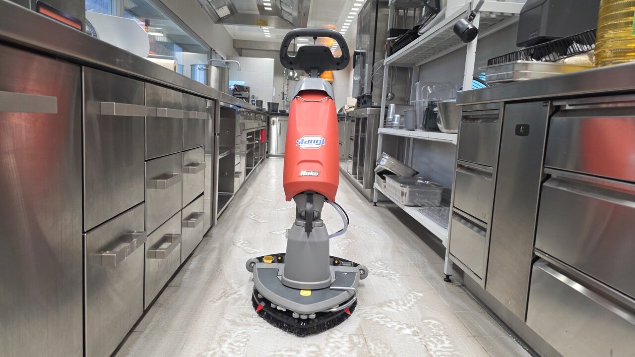 Hako Scrubmaster B5 Reinigungsmaschine von Stangl reinigt in der gewerblichenKüche