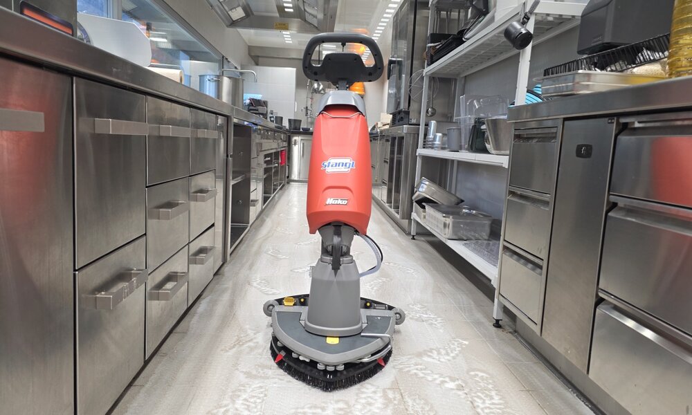 Hako Scrubmaster B5 Reinigungsmaschine von Stangl reinigt in der gewerblichenKüche