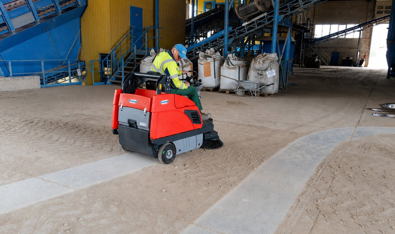 Hako Kehrsaugmaschine für Recyclingbetrieber von Stangl