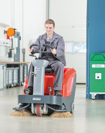 Aufsitz-Kehrmaschine B800 R von Stangl mit sehr kompakten Abmessungen für kleine und mittlere Flächen