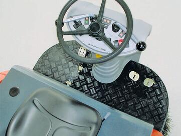 Ergonomische Bedienelemente der Aufsitzkehrmaschine Hako Sweepmaster 1200-RH von Stangl