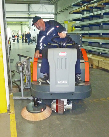 Aufsitz-Kehrmaschine 1200 R mit Hochentleerung für mittlere bis größere Flächen