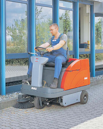 Der Seitenbesen der Aufsitz-Kehrmaschine Hako Sweepmaster 980-R von Stangl arbeitet der großen Kehrwalze zu