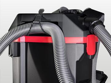 Trageriemen des Akku-Rückensauger StaVac BoostiX iGO Zero fixiert den Saugschlauch für den Transport