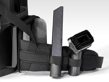 Vier Zubehörsteckplätze am Tragegurt des Rucksacksaugers StaVac BoostiX iGO von Stangl