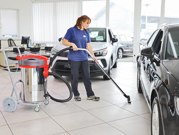 Kesselsauger und Nass-Trockensauger von Stangl saugt im Schauraum eines Autohauses