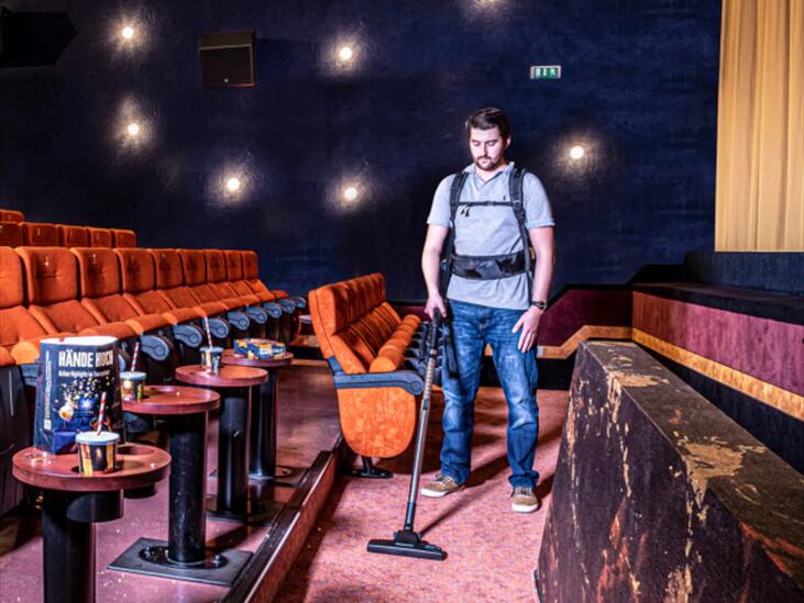 Akku-Rückensauger StaVac Boostix iGo Zero von Stangl perfekt für enge Stuhlreihen wie Kino, Flugzeug, Bahn