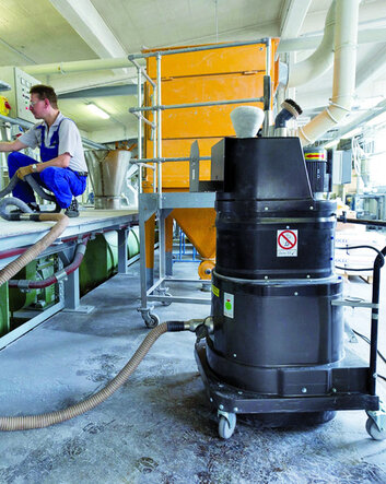 Kompakter Ruwac Drehstrom-Industriesauger mit starker Saugleistung und großem Taschenfilter von Stangl 