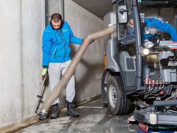Reinigung in der Tiefgarage mit Handsaugschlauch der Hako Citymaster 1650 von Stangl