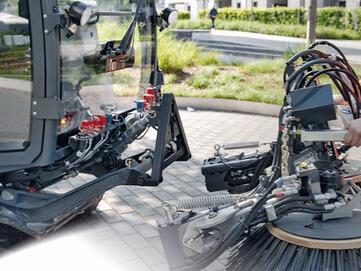 Schnellwechselsystem Hako Citymaster Kompaktkehrmaschine von Stangl, zum schnellen und einfachen Umrüsten als Kehrmaschine, für den Winterdienst, zum Mähen und vielen weiteren Anwendungen