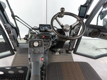 Fahrerkabine mit viel Platz und optimaler Rundumsicht in Hako Citymaster 2250 von Stangl