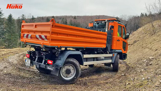 Multicar M41 im Offroad-Einsatz, im Gelände von Stangl, mit Allradlenkung