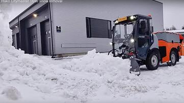 Winterdienst-Einsatz mit Hako Citymaster  Kommunalmaschine von Stangl, Schneeräumung auf Straßen, Wegen und Fußgängerzonen