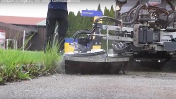 Unkraut bekämpfen mit Kompaktkehrmaschine Hako Citymaster, Wildkrautbesen von Stangl