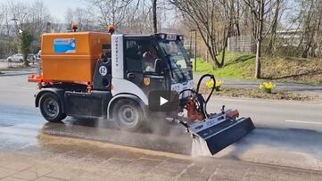 Straßen waschen mit Multicar und Wassertechnik Reinex, bei Stangl Kommunaltechnik