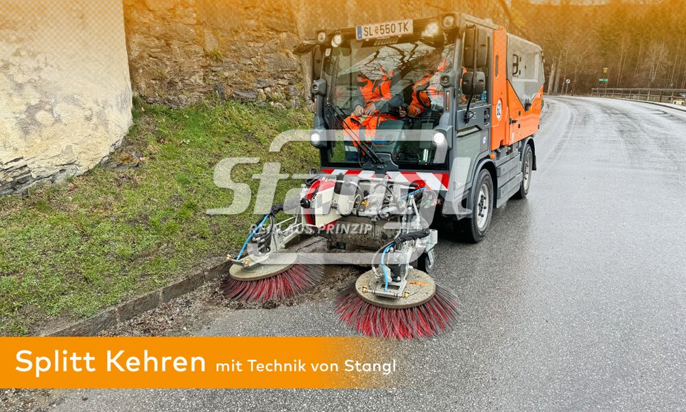 Kompaktkehrmaschine Multicar mit Trilety-Aufbaukehrmaschine von Stangl beim Kehren von Splitt