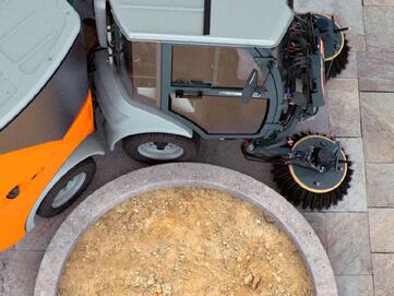 Knicklenker mit hoher Wendigkeit Hako Citymaster Kompaktkehrmaschine von Stangl